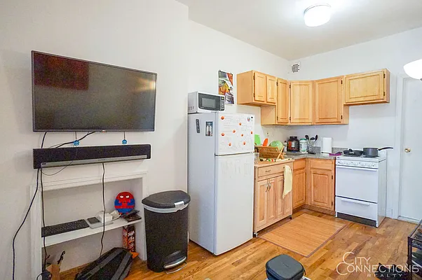 Rented by City Connections Realty | media 10