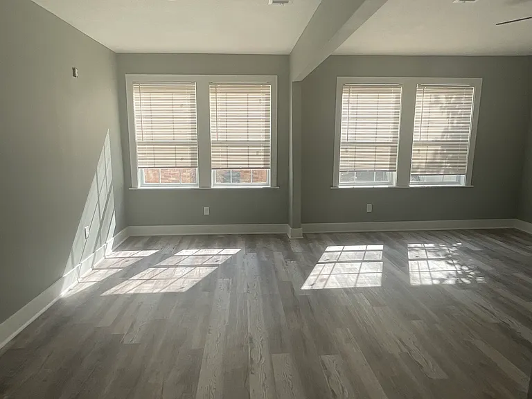 3222 Laurel St — Photo 8