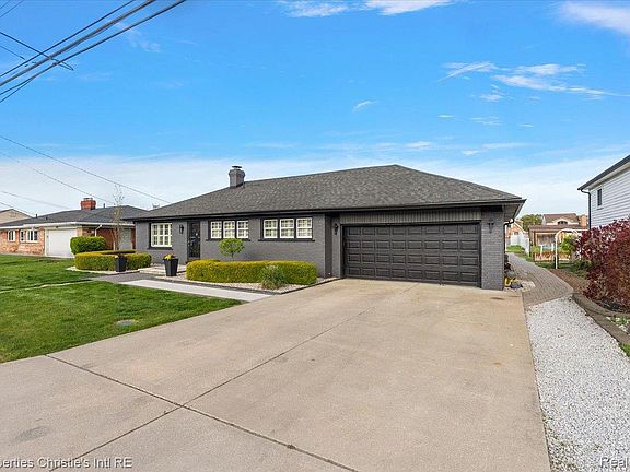 3rd image of 37912 Pointe Rosa St