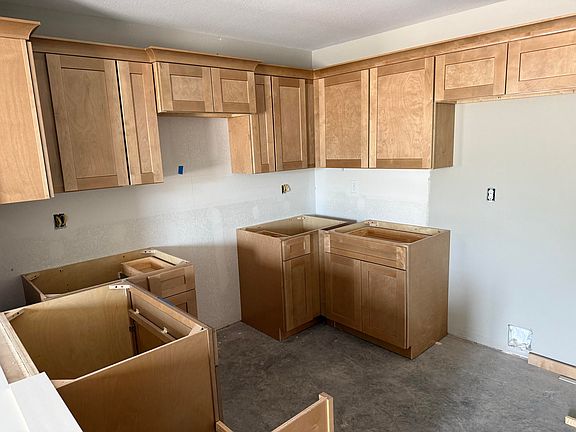 4th image of 423 E Harris Ave