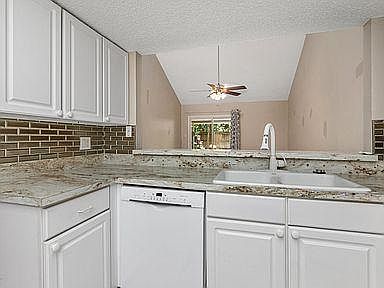 4th image of 969 Coachlight Ln