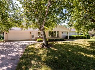 917 Crestview Dr, Port Washington, WI 53074