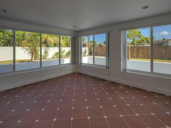 4th image of 160 NW 199th St #1