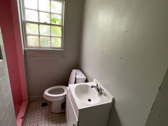 4th image of 114 E Slattery Blvd