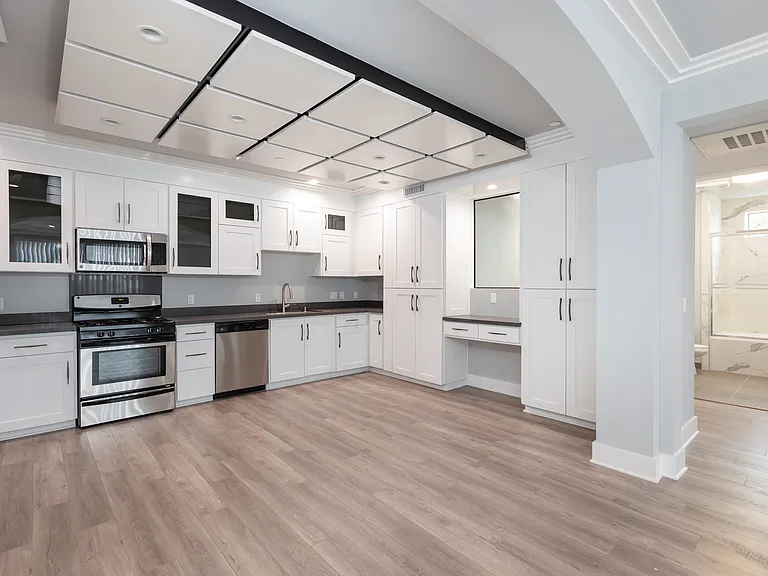 1350 Roxbury Dr — Photo 10