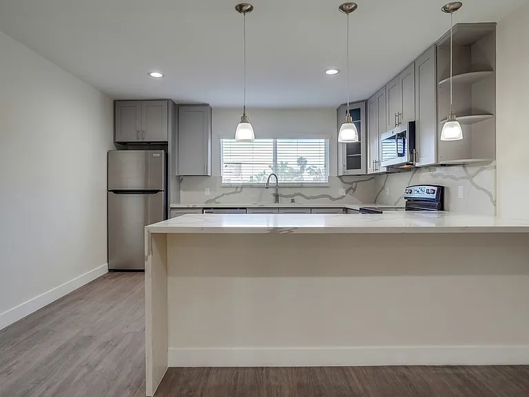 2330 S Corning St — Photo 16