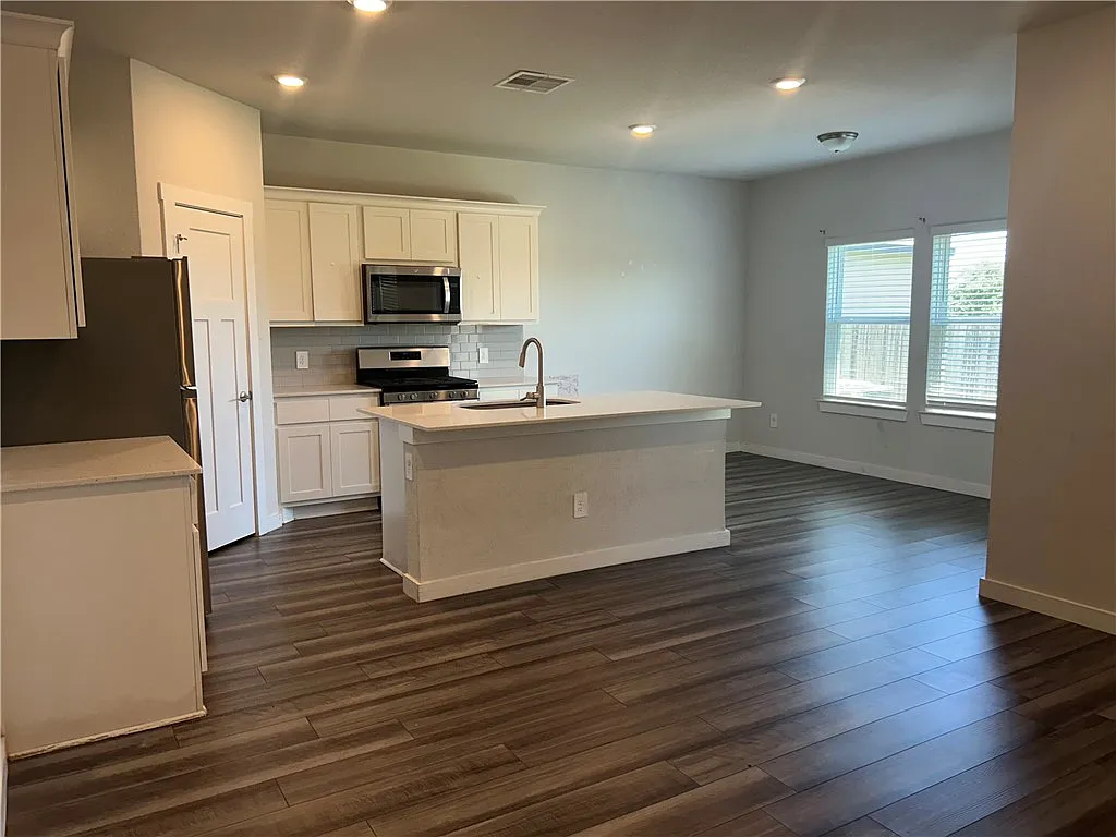 3 bed, 2.5 bath, 1855 sqft, $1,995 — Photo 2
