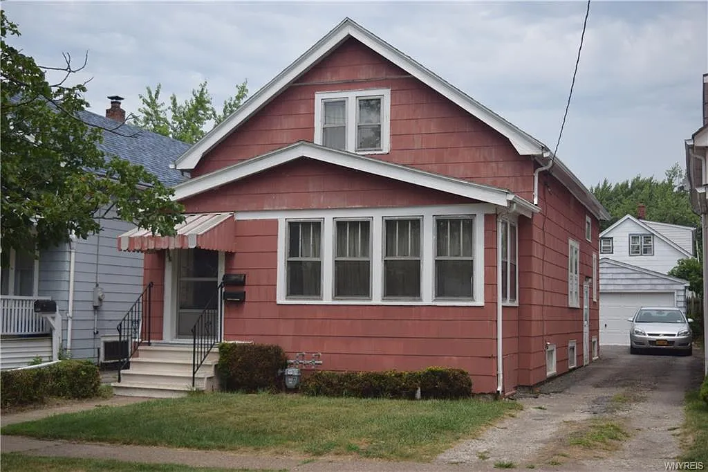 162 Hastings Ave photo 1
