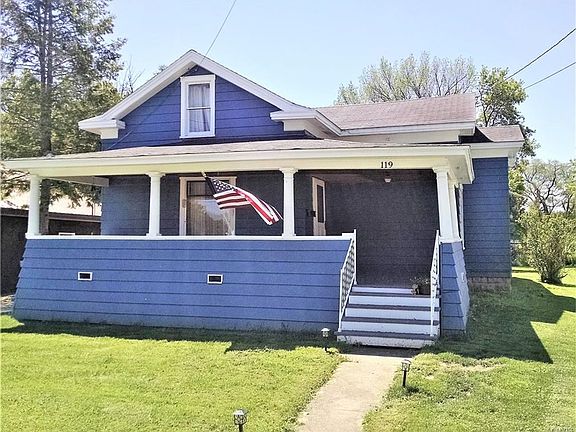 A charming veranda where you will enjoy relaxing on a peaceful summer day!