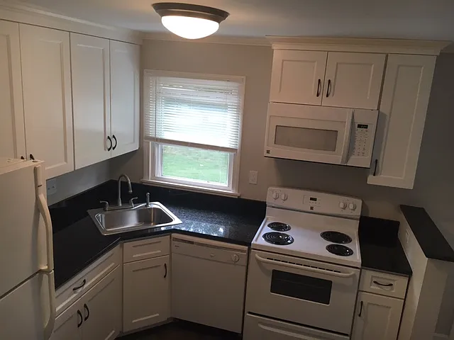 4 bed, 1.5 bath, 1620 sqft, $3,200 — Photo 3