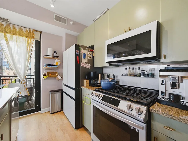 451 W Huron St #907 — Photo 8