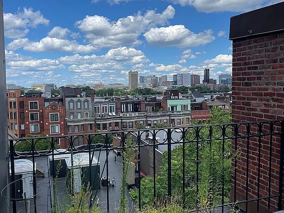 3rd image of 407 Marlborough St APT 6B