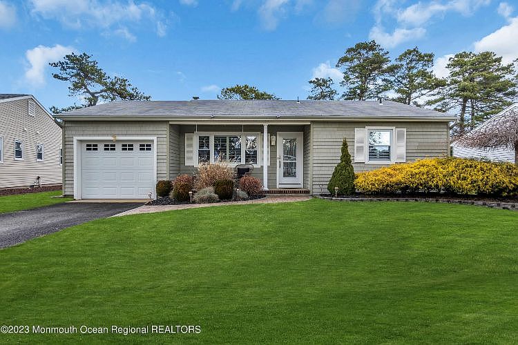 1st image of 10 Crescent Dr