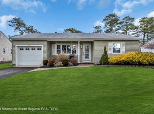 10 Crescent Dr, Toms River, NJ 08757