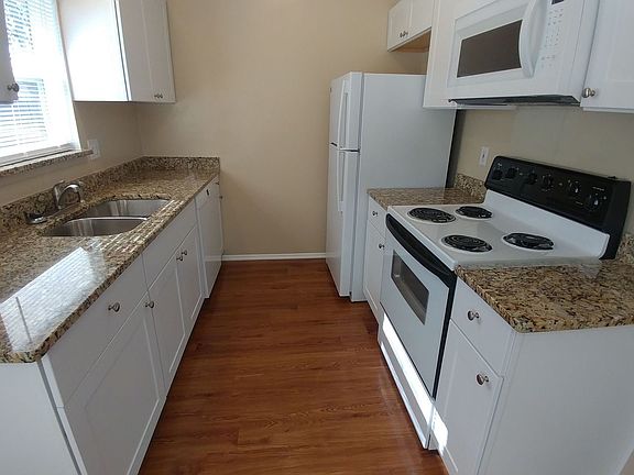 3rd image of 9628 Ivy Bend St