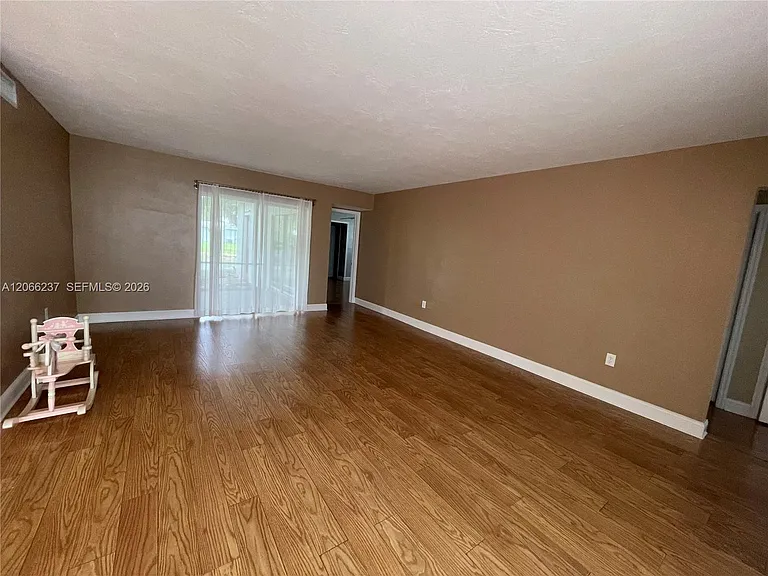 9301 SW 54th St — Photo 36