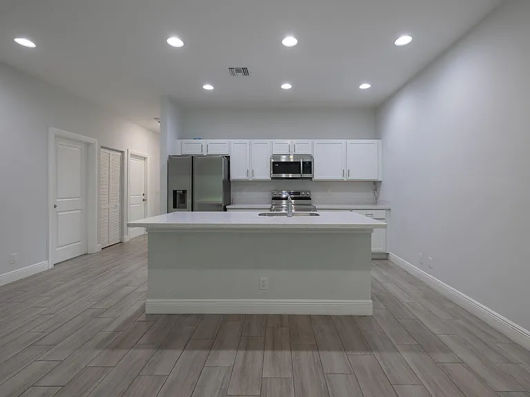 2240 84th Ct — Photo 4
