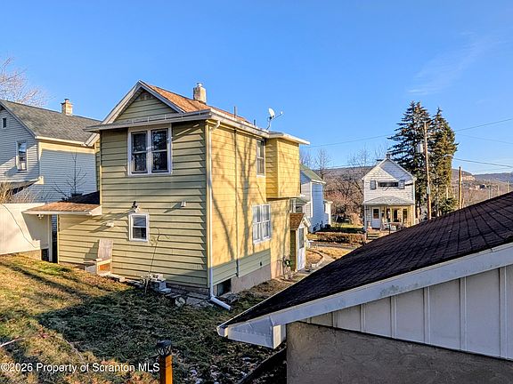 4th image of 114 Maloney St