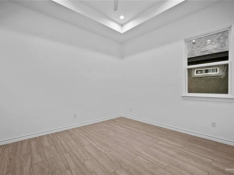 2716 E Conroe Rd — Photo 20