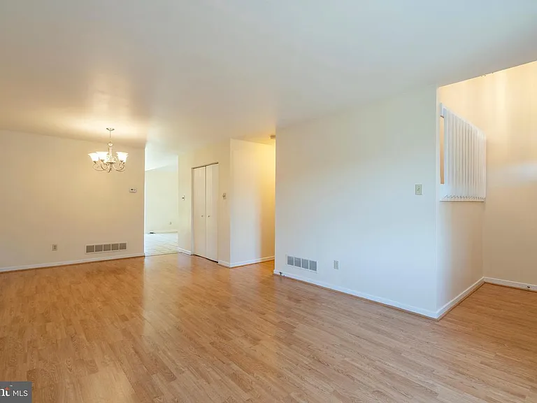 506 Saint Albans Ct — Photo 3