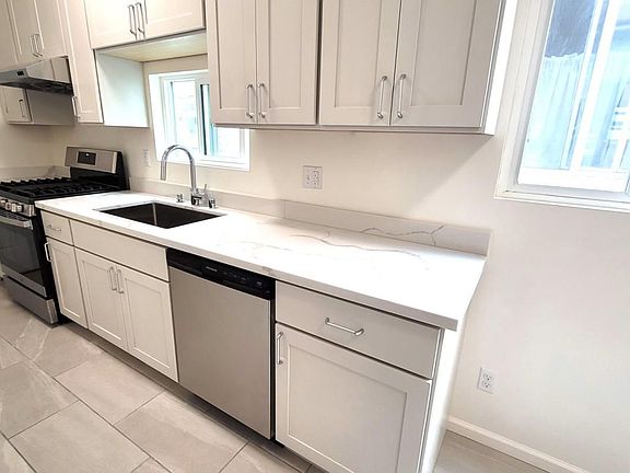 3rd image of 921 Jackson St
