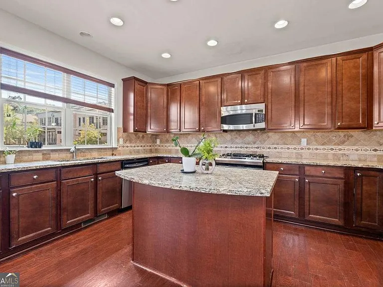 1034 E Paces Cir NE — Photo 13