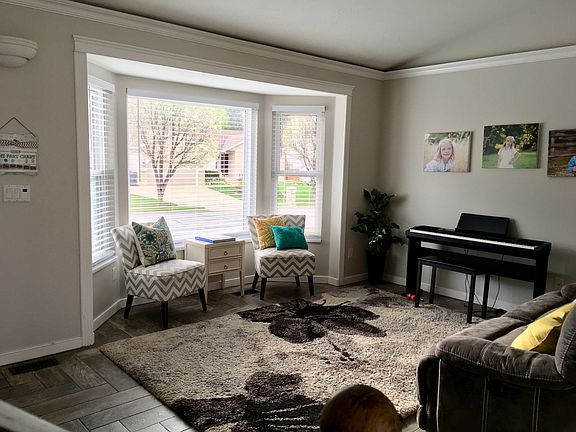 Living room/entryway 