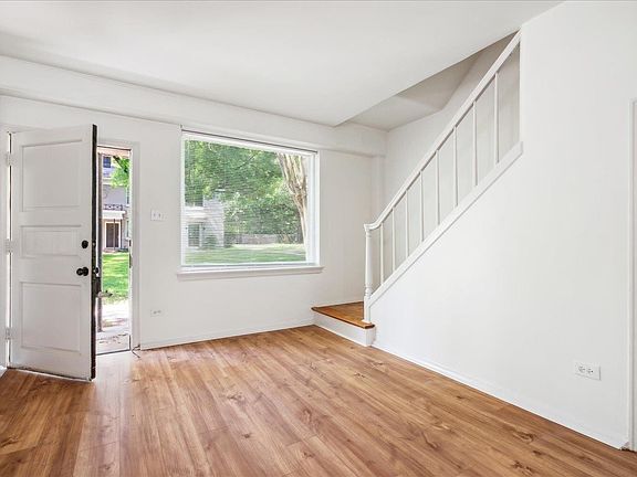5th image of 585 E Pkwy N #8