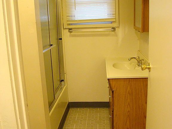 1st.floor apt.,bathrm