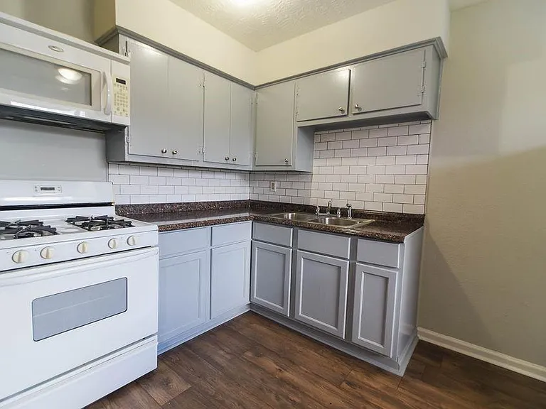 311 Campbell Ave #8 — Photo 2