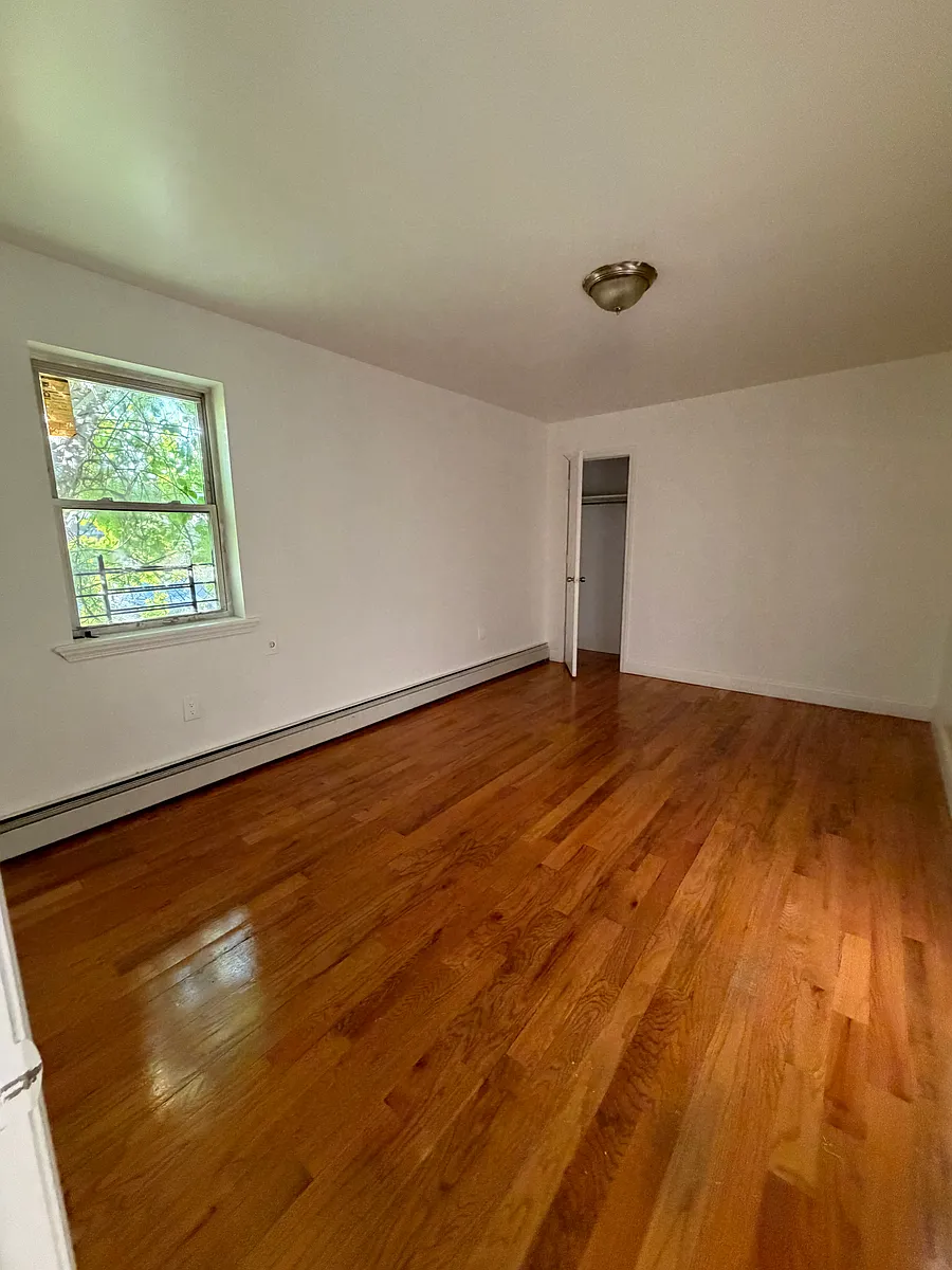 Building Photo - 823 E 220th St #2
