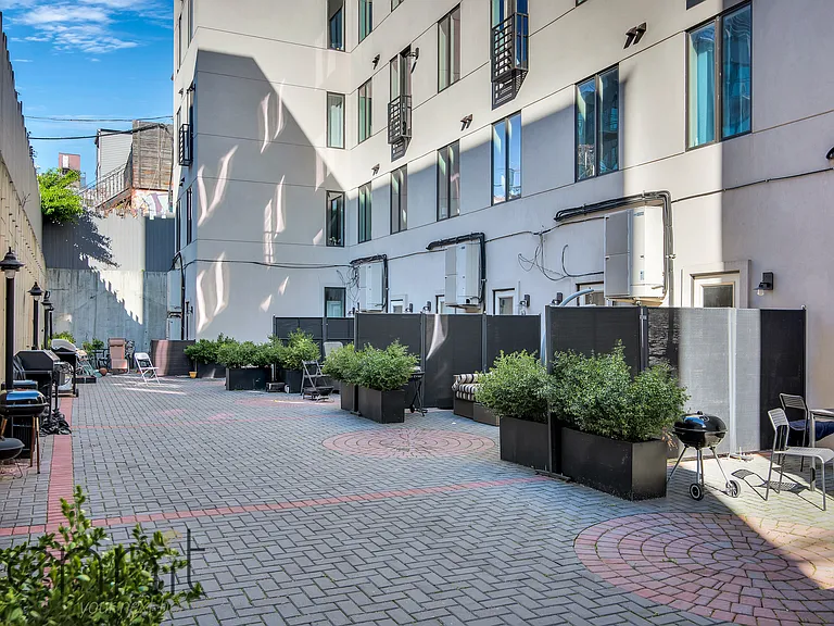 581 Van Buren St #1 — Photo 1