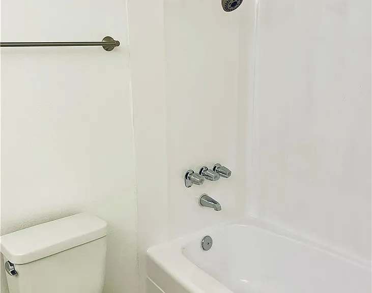 640 The Vlg — Photo 10