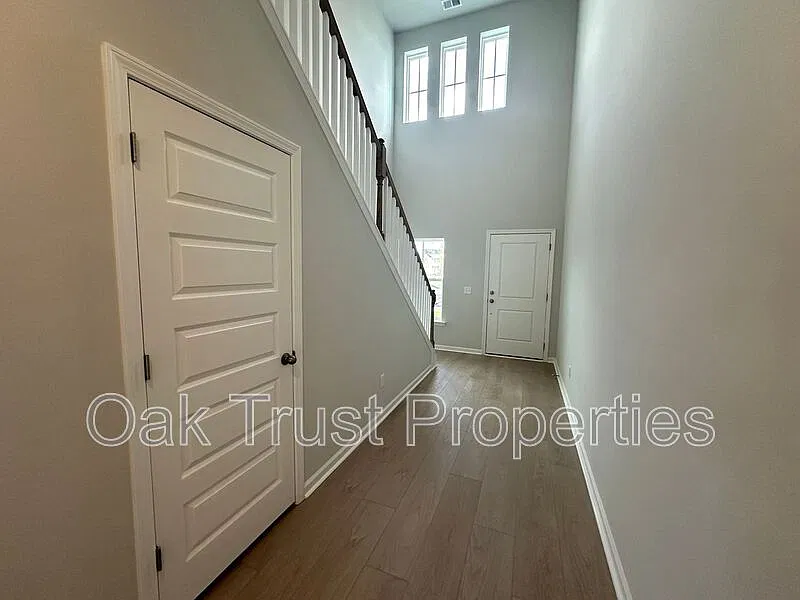 4 bed, 2.5 bath, 2014 sqft, $2,575 — Photo 2