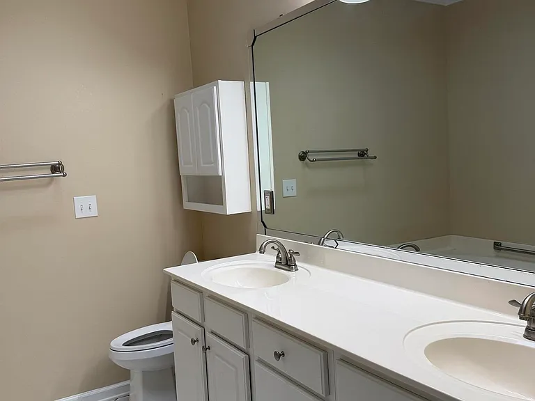 139 Canterbury Dr — Photo 12