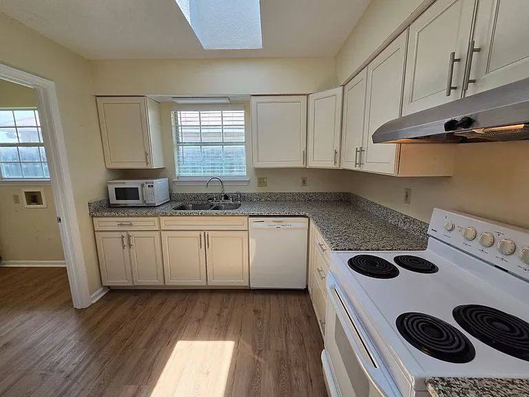 4012 Woodridge Rd — Photo 9
