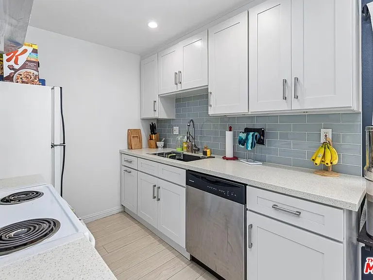 12801 Moorpark St #206 — Photo 9