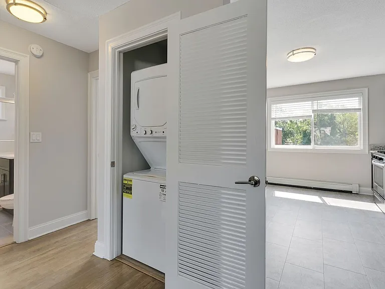 21 Clinton Ave — Photo 29