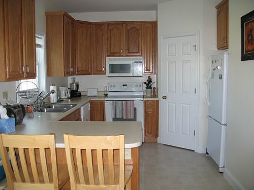 Kitchen with breakfast bar
