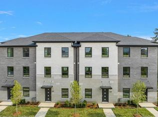 2881 Summers Pl, Troy, MI 48084
