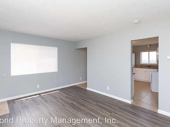 3rd image of 1113 E Grand Ave