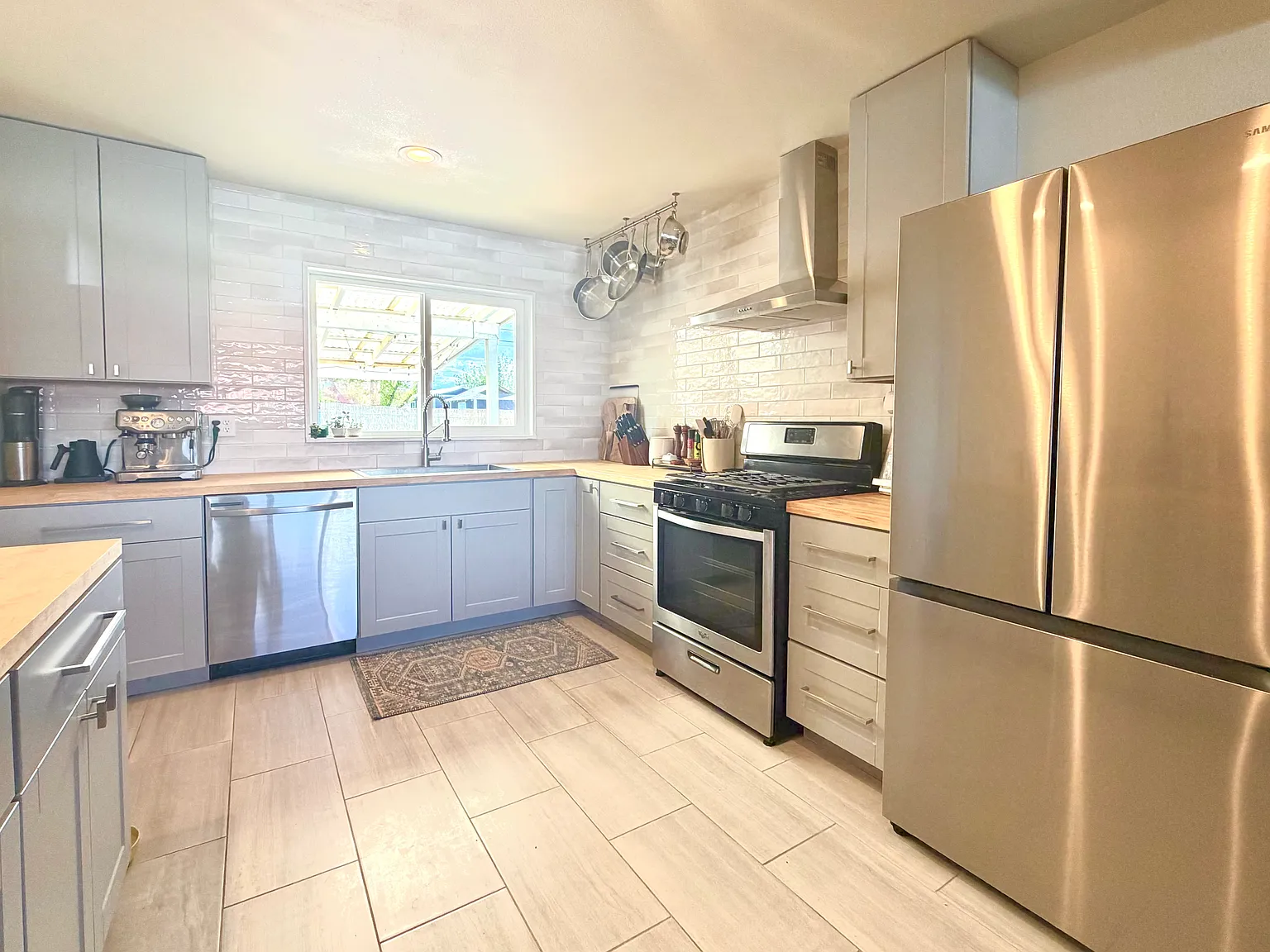 3 bed, 1300 sqft, $2,100 — Photo 2