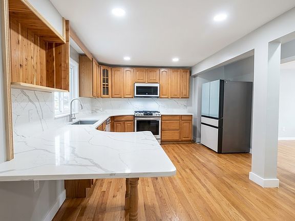 5th image of 31 Walden Pond Ave
