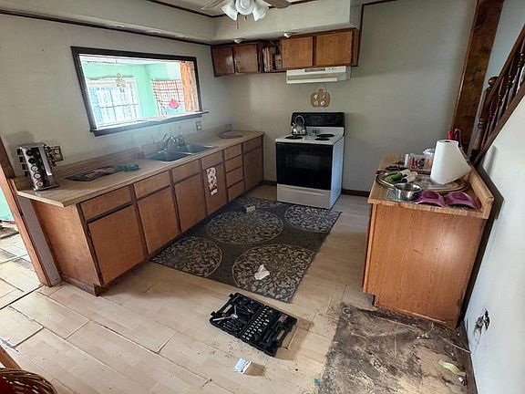 4th image of 925 Main St