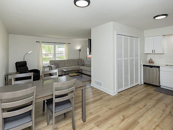 4th image of 209 11th St SE