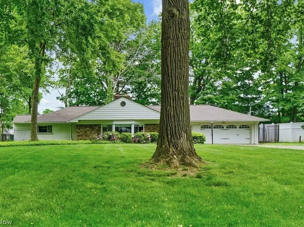 1025 Worton Park Dr, Mayfield Village, OH 44143