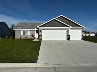 2015 Pratt Cir, Saint Peter, MN 56082