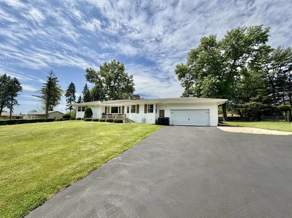 1135 Oakhill Dr, Freeport, IL 61032