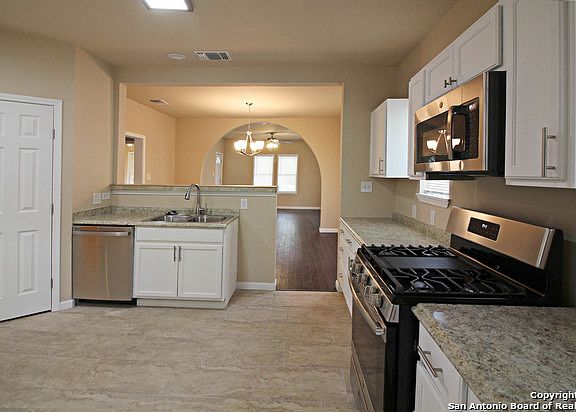 5th image of 319 Robert E Lee St