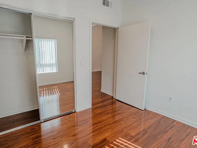 12132 Hart St #301 — Photo 14